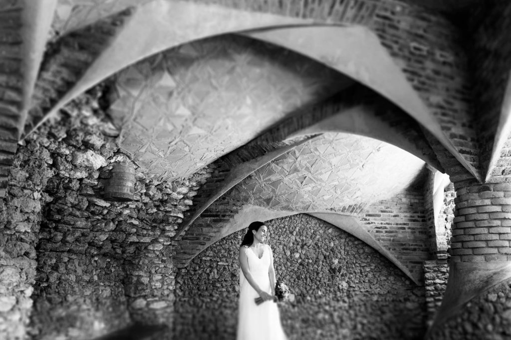 fotografia de una novia en blanco y negro en Barcelona con fondo de columnas de gaudi el dia de su boda